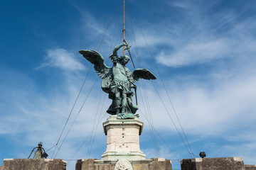 Fototapeta na wymiar Bronzestatue des Erzengels Michael, Engelsburg, Italien