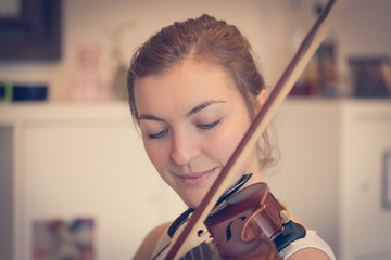 Junge Frau spielt auf Geige, Portrait