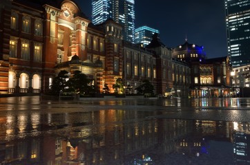 Naklejka premium tokyo station night view reflection