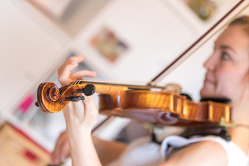 Junge Frau spielt auf Geige