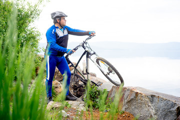 Obraz premium Man travelling on a bicycle