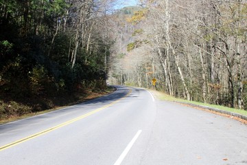 Obraz premium The bend of the highway in the smoky mountains.