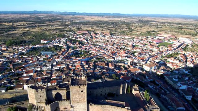 Castillo de Luna en Alburquerque, pueblo perteneciente a la provincia de Badajoz en Extremadura, España. Video aereo con Drone