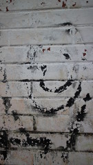 Muro tijolos branco com manchas pretas grunge 