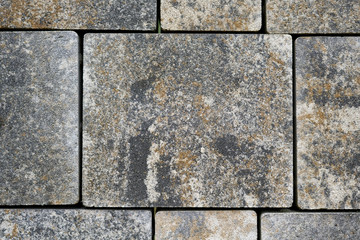 Bodenbelag aus Naturstein im Verband verlegt.