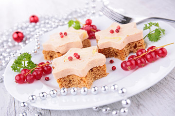 canape with foie gras and recurrant