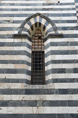 Mur en marbre polychrome de l'&eacute;glise Saint-Jean-hors-les-Murs &agrave; Pistoia en Toscane, Italie