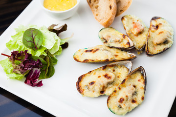 Baked mussels au gratin