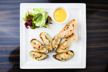 Baked mussels au gratin