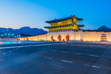 Obraz premium Sunset at Gyeongbokgung Palace in Seoul City , South Korea.