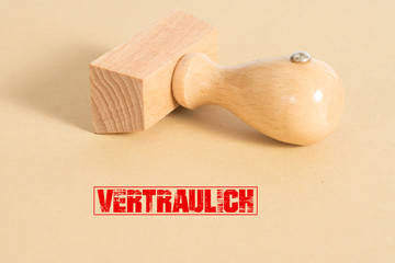 Ein Ordner mit Dokumenten und Stempel mit dem Aufdruck Vertraulich Geheim