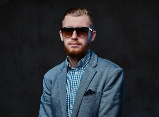 Obraz premium A man dressed in a suit and sunglasses.