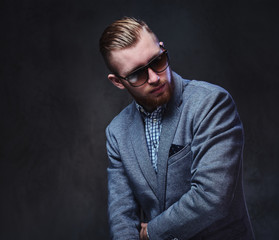 Obraz premium A man dressed in a suit and sunglasses.