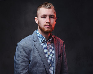 Obraz premium A man dressed in a suit over grey background.