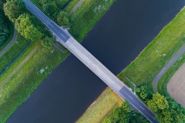Gordijnen Brücke über einem Kanal © Christian Schwier