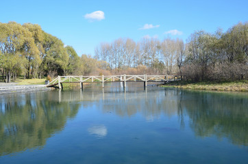 Озеро Эр Лун Янь перед входом в манастырь Чхун Лин Сы (Чжунлин) в Удалянчи в ясную погоду, Китай