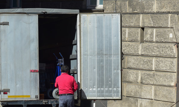 camionista sta consegnando  dei pacchi 