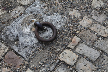 Anneau ancré sur pavé