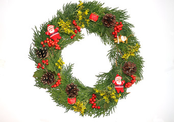 Fototapeta na wymiar Green christmas wreath with decorations isolated on white background