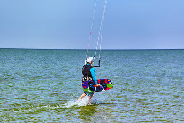 Naklejka premium Kite Surfing on waves at sea in summer.