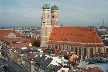 Blick auf die Frauenkirche und die Stadt M&uuml;nchen 