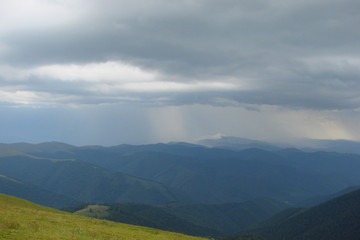 Fototapeta premium Carpathian mountain range Borzhava in anticipation of rain.