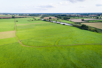 Obraz premium Luftaufnahme von Feldern im August