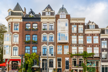 Fototapeta na wymiar Maisons typiques à Amsterdam, Hollande, Pays-bas