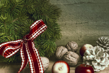 Weihnachtliche Dekoration mit Kranz und Schleife