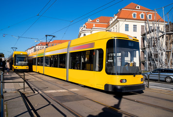 Fototapeta na wymiar Gelbe Strassenbahn in der Stadtmitte von Dresden