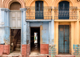 Fototapeta na wymiar Old worn out doorway in Havana, Cuba