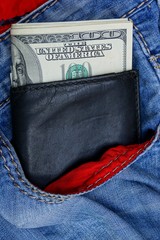 чёрный кожаный кошелёк лежит в кармане  синек красных...