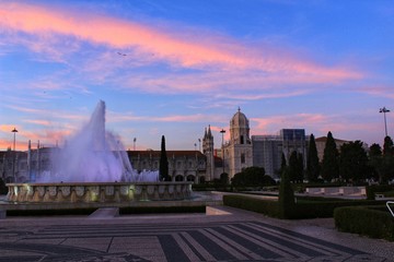 Fototapeta na wymiar Monastery and fountain at nightfall in Lisbon
