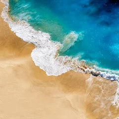 Foto op Plexiglas Luchtfoto naar tropisch zandstrand en blauwe oceaan © Ivan Kurmyshov