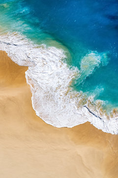 Fototapeta Widok z lotu ptaka na tropikalną piaszczystą plażę i niebieski ocean