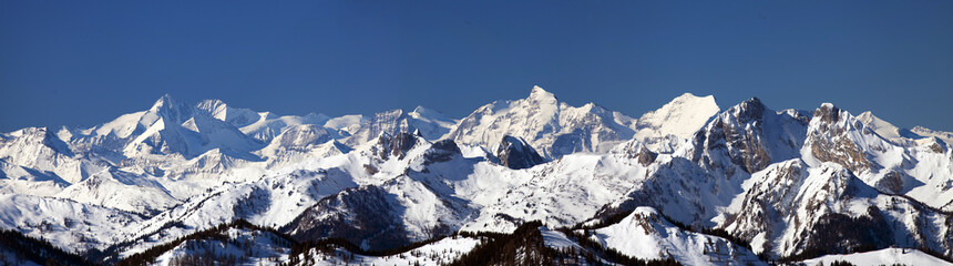 Fototapeta na wymiar Winterpanorama vom Großglockner bis zum Kitzsteinhorn in den Hohen Tauern