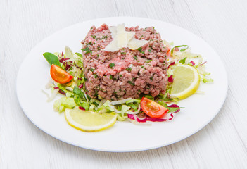 steak tartare with salad and tomatoes