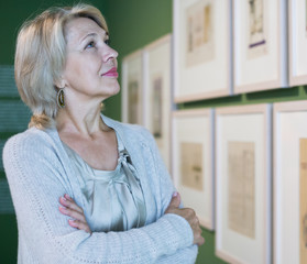 Naklejka premium woman in art museum near the painting