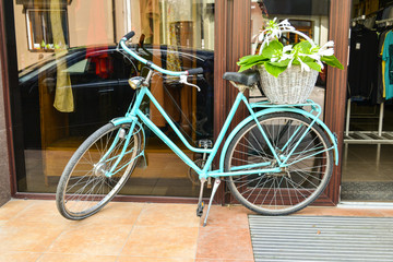 Fototapeta na wymiar blue retro bicycle in city