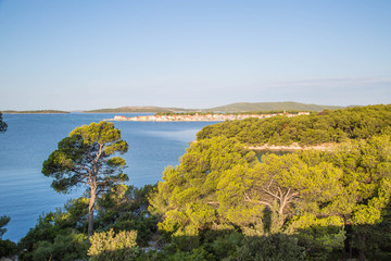 wunderschöne idyllische Bucht in Dalmatien, Kroatien südlich von Sibenik bei Brodarica, Zaboric...