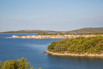 wunderschöne idyllische Bucht in Dalmatien, Kroatien südlich von Sibenik bei Brodarica, Zaboric...