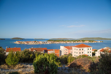 Fototapeta na wymiar Morgenstimmung auf der kleinen Insel Krapanj bei Sibenik, Dalmatien, Kroatien