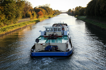 Mittellandkanal bei Braunschweig mit Tankschiff