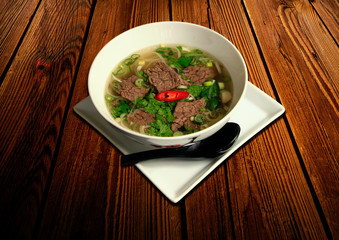 Asiatische Suppe mit Rindfleisch