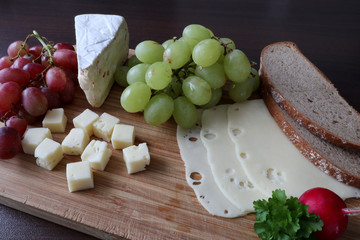 Stillleben mit Käse, Weintrauben und Brot