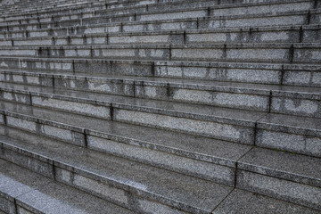 Nasse Treppenstufen im Regen