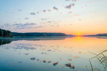 Obraz na płótnie Canvas Dawn on the lake
