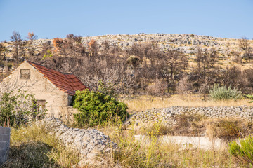 Fototapeta na wymiar karge Balkan Landschaft mit altem verfallenem Steinhaus