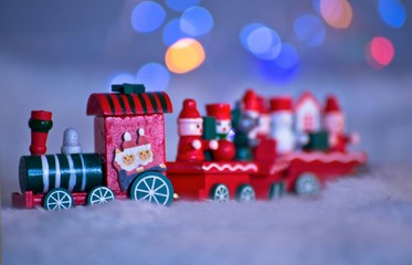 Trenino pieno di regali in arrivo