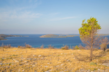 wunderschöne Wild-West Balkan Küsten Landschaft mit gelbem Gras, paradiesischer Küste und...